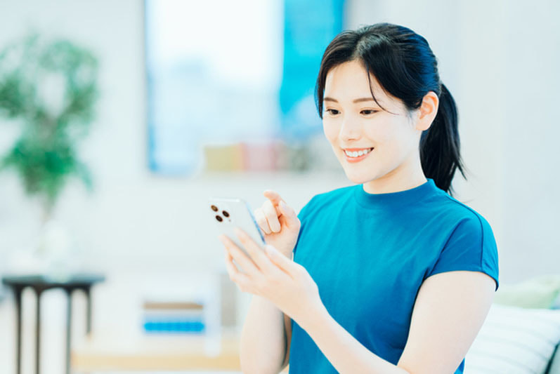 写真を見る女性
